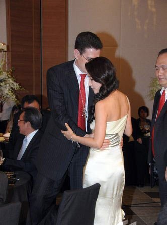 震惊！高管与同事接吻被辞 为何能获赔偿？职场规则你必须知道！