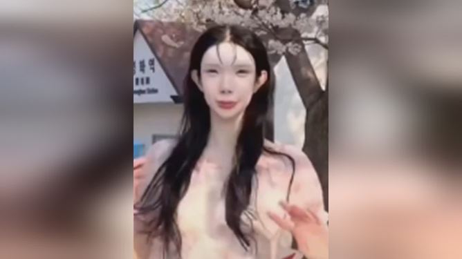 "震惊！奥地利女网红梦想成为韩女全脸爆改，背后真相让人意外！"