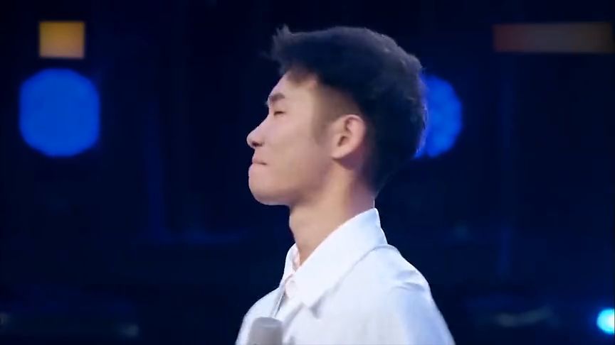 何炅宣布林志炫淘汰后眼眶红了！背后真相令人动容