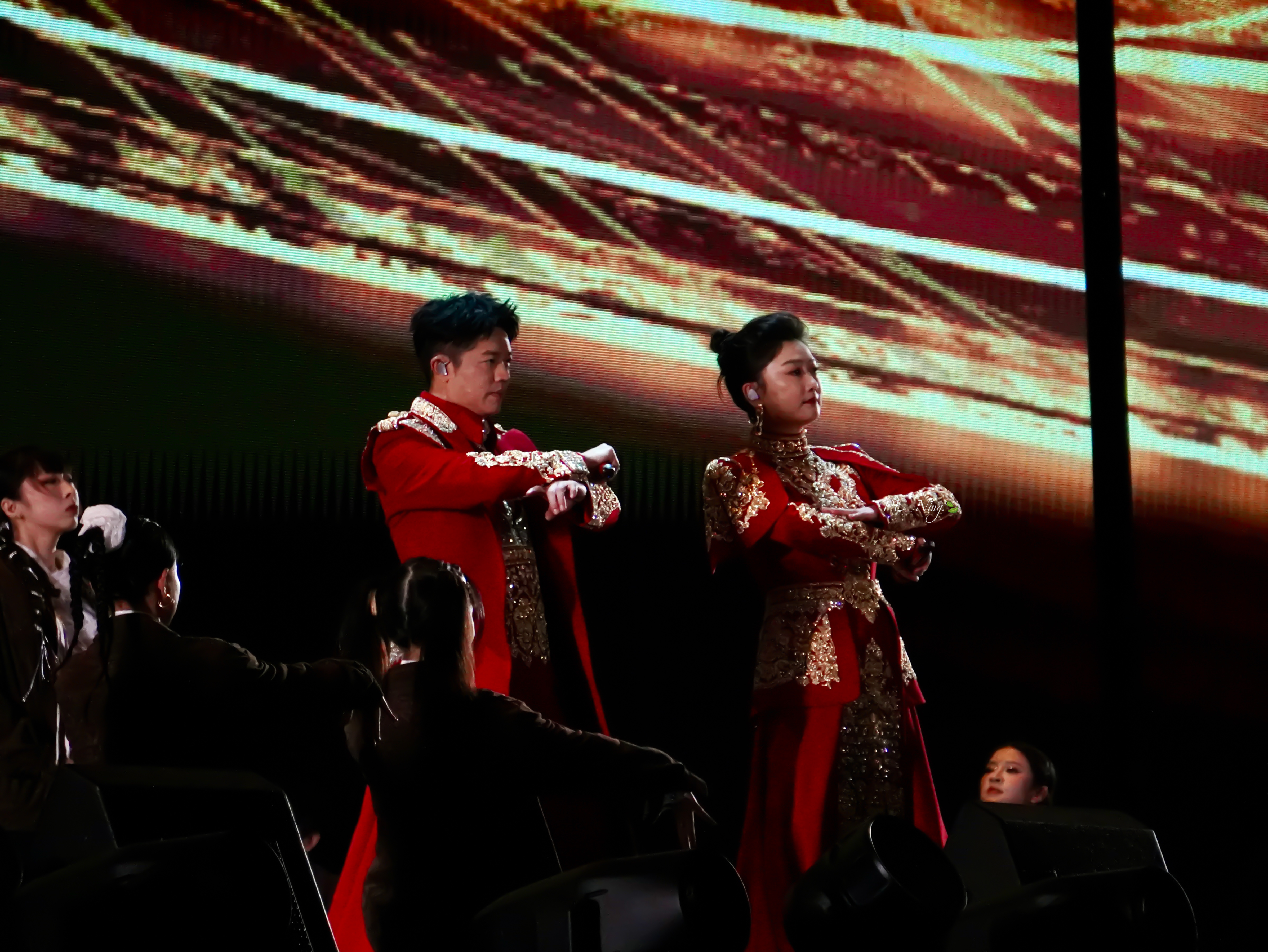 震撼！凤凰传奇北京首场演唱会观众破纪录，现场嗨翻天！
