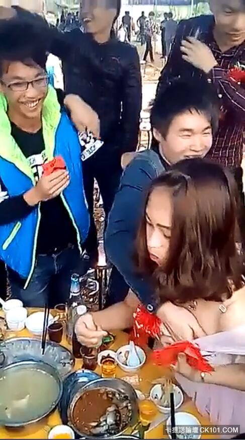 震惊！女子婚礼上唱歌竟遭男子咸猪手塞红包，现场视频曝光引众怒