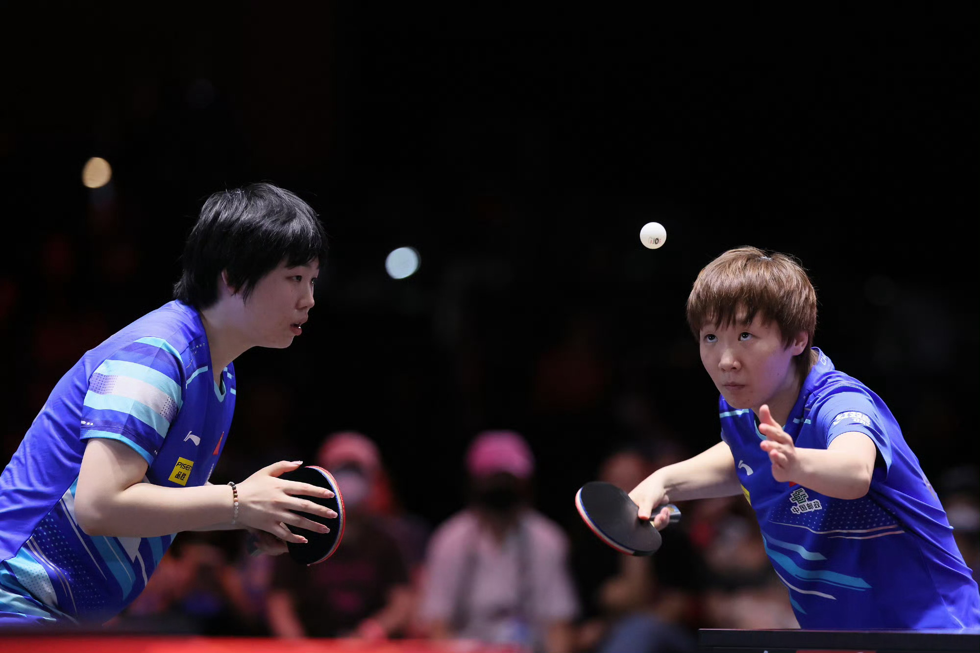 霸气横扫！王曼昱蒯曼3-0日本组合进女双决赛，国乒再显王者风范