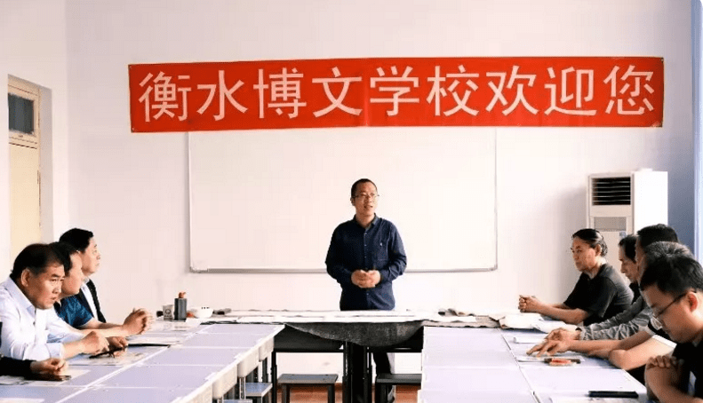 震惊！学校食堂绞肉机现活蛆 校长被停职！食品安全问题再引全民关注