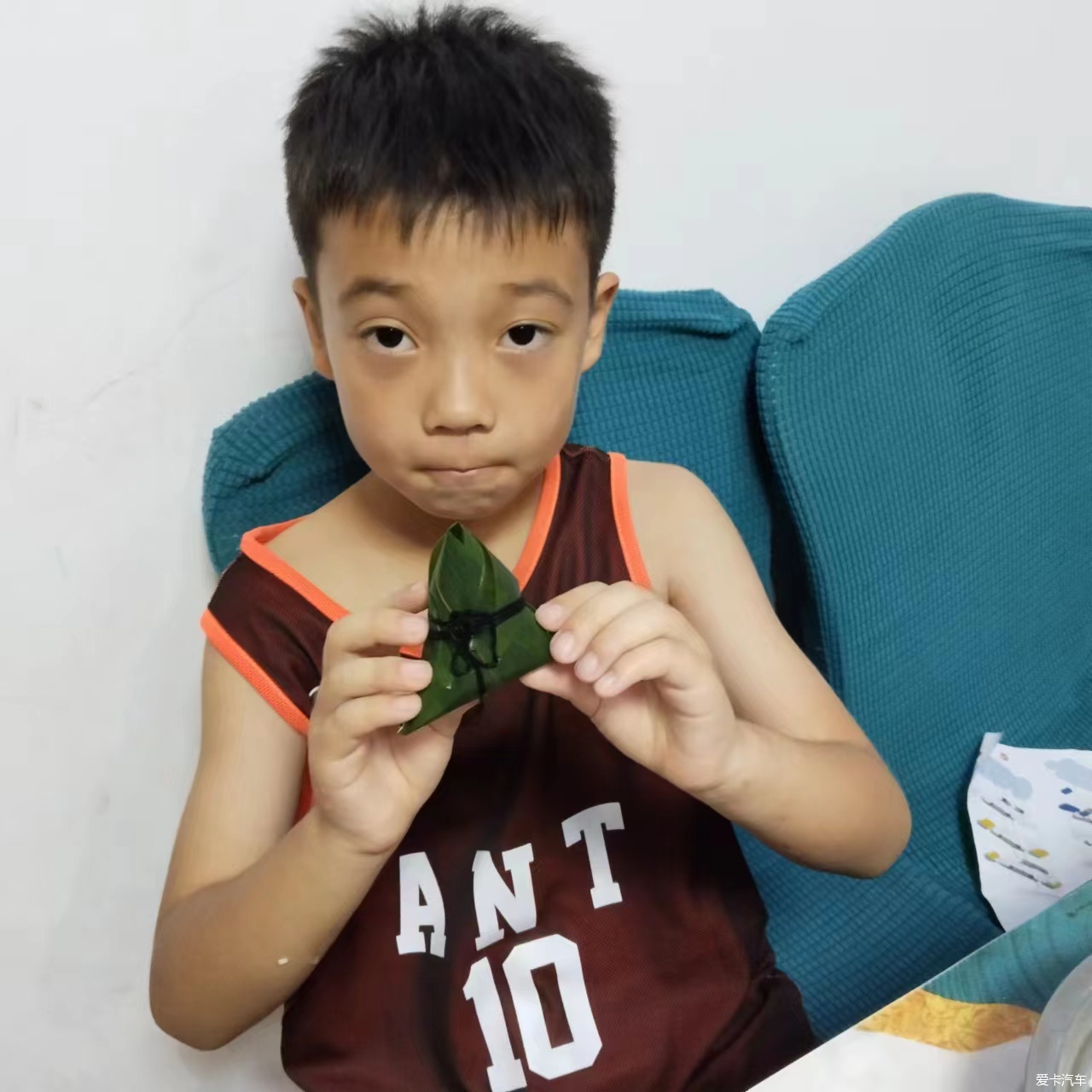 惊叹！11岁小男孩展示超熟练包粽子，网友直呼"天才少年"！