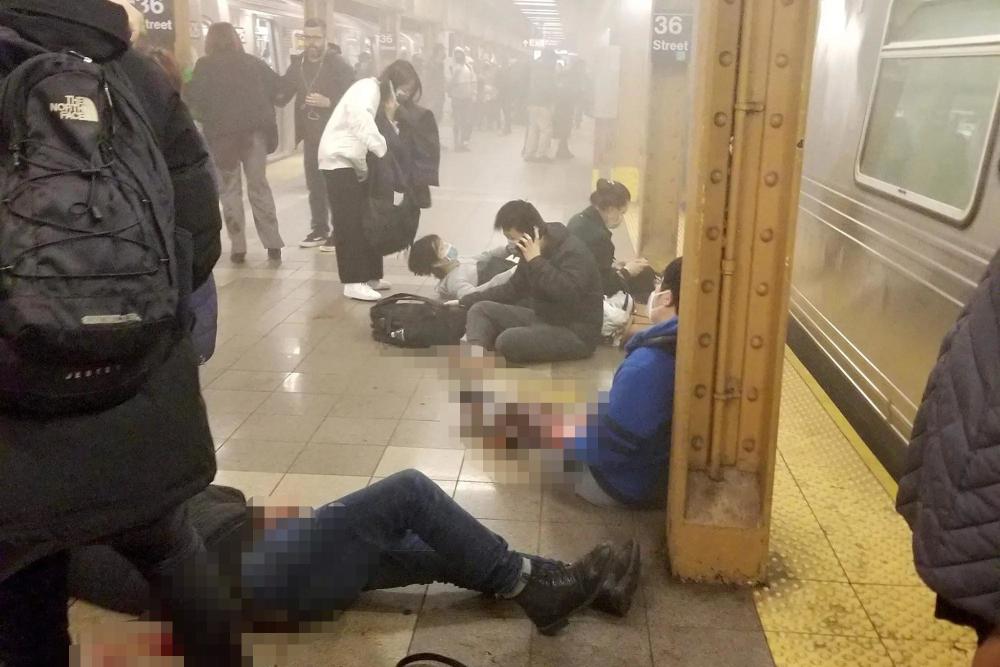 震惊！下班高峰持刀伤17人事件：凶手动机成谜，公众安全如何保障？
